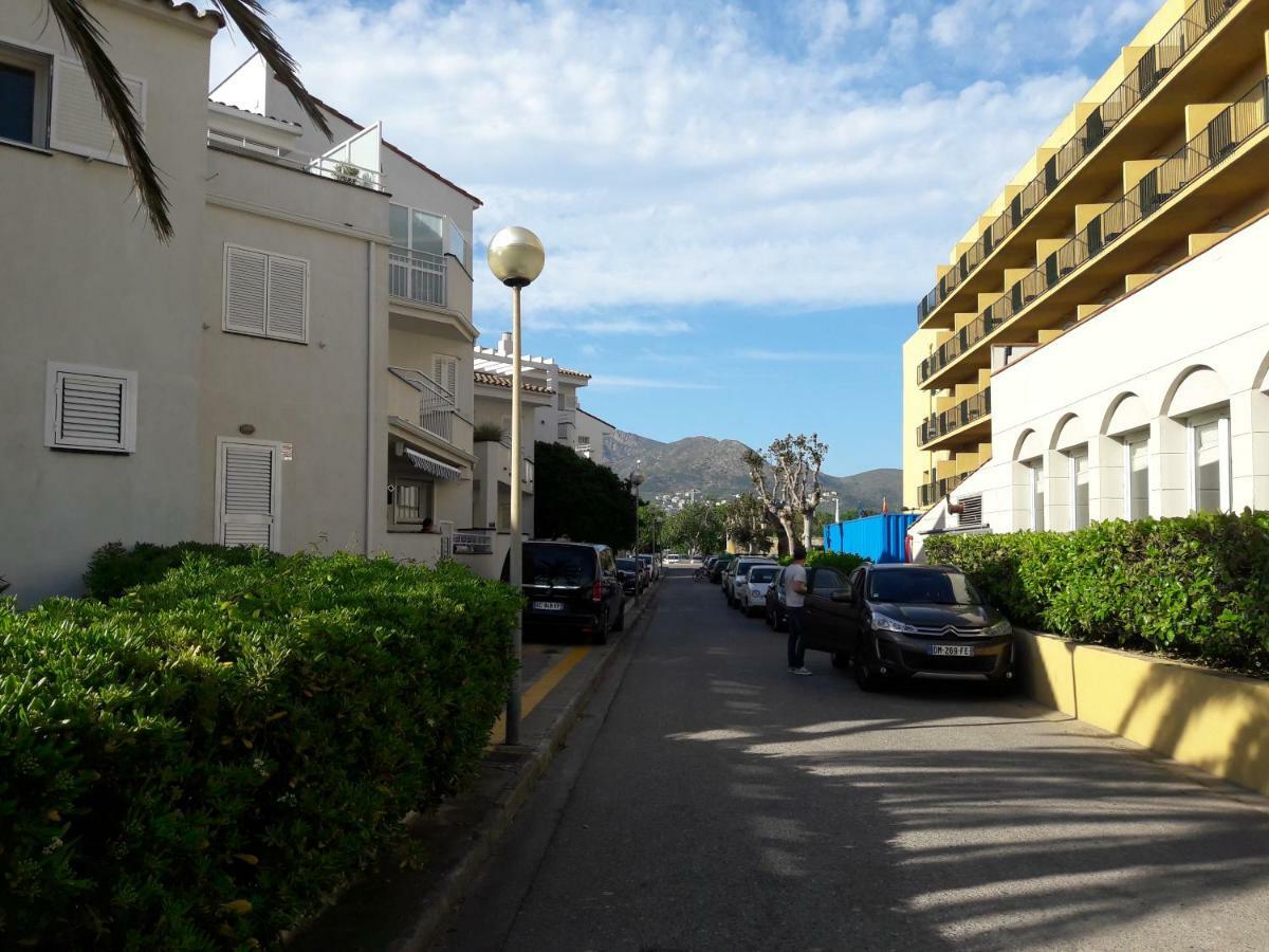 Residencia Platja De Roses Apartment Exterior photo